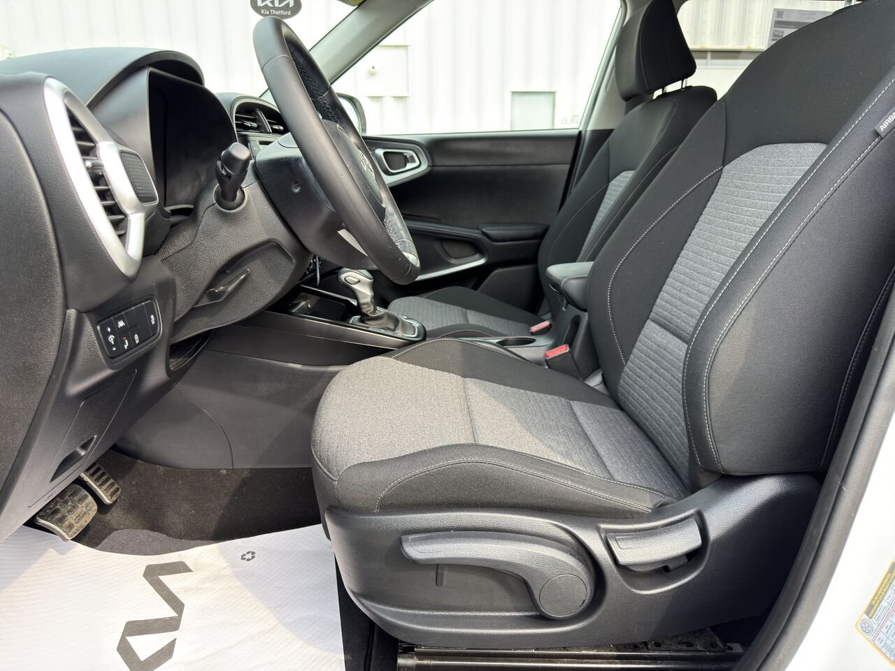 2022 Kia Soul White Thetford Mines - photo #10