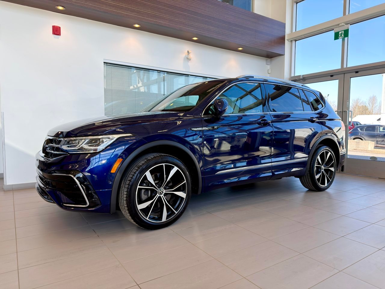 2024 Volkswagen Tiguan Blue Notre-Dame-des-Prairies - photo #2