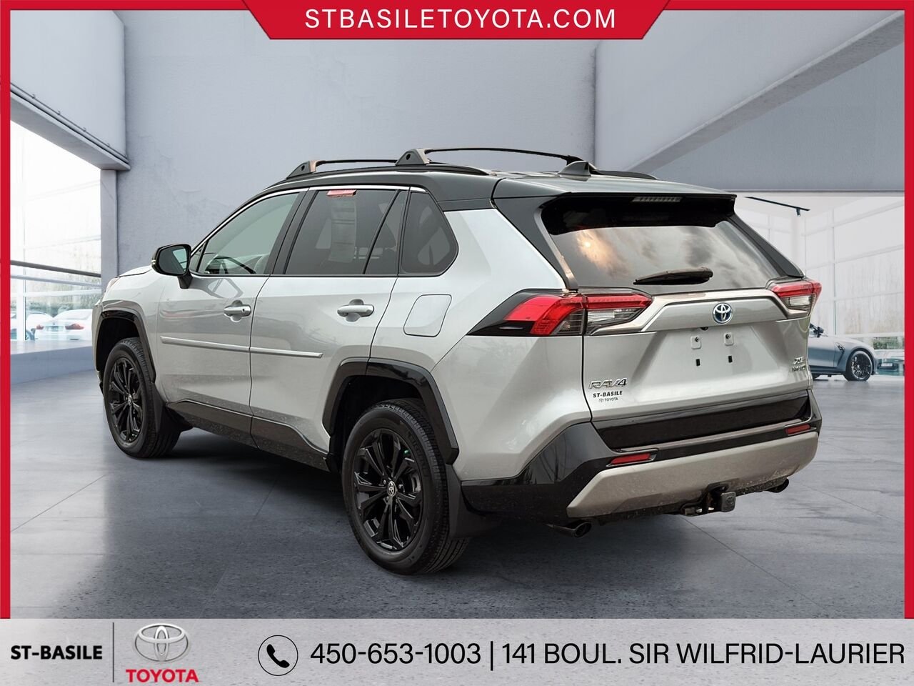 TOYOTA RAV4 Hybride 2023 Ciel argent métallisé avec toit noir Saint-Basile-le-Grand - photo #6