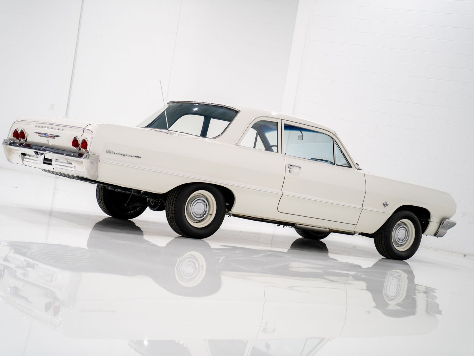 Chevrolet Biscayne Matching 409 / 425HP Transmission 4 Vitesse Complètement Entièrement restauré **PRIX EN USD** 1964 Blanc Montréal - photo #9