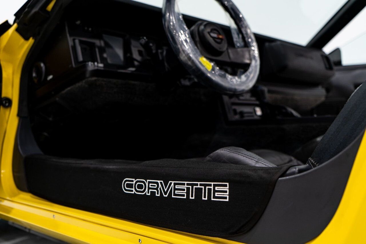 1986 Chevrolet Corvette Pace Car livery with only 17,380km (10,800miles) Yellow Montreal - photo #105