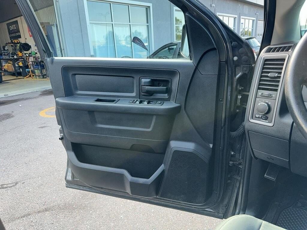 2017 Ram 1500 VIN 3C6RR7KT0HG649048 Grey Baie-Comeau - photo #8