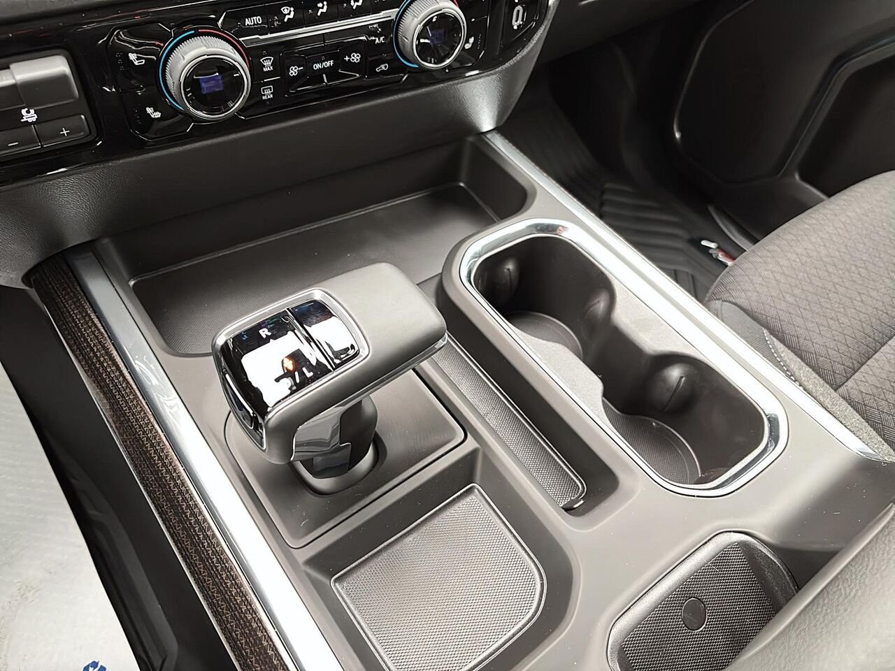 Chevrolet Silverado 1500 RST cabine multiplace 4RM 157 po 2026 GRIS STERLING METALLISE Saint-Hyacinthe - photo #12