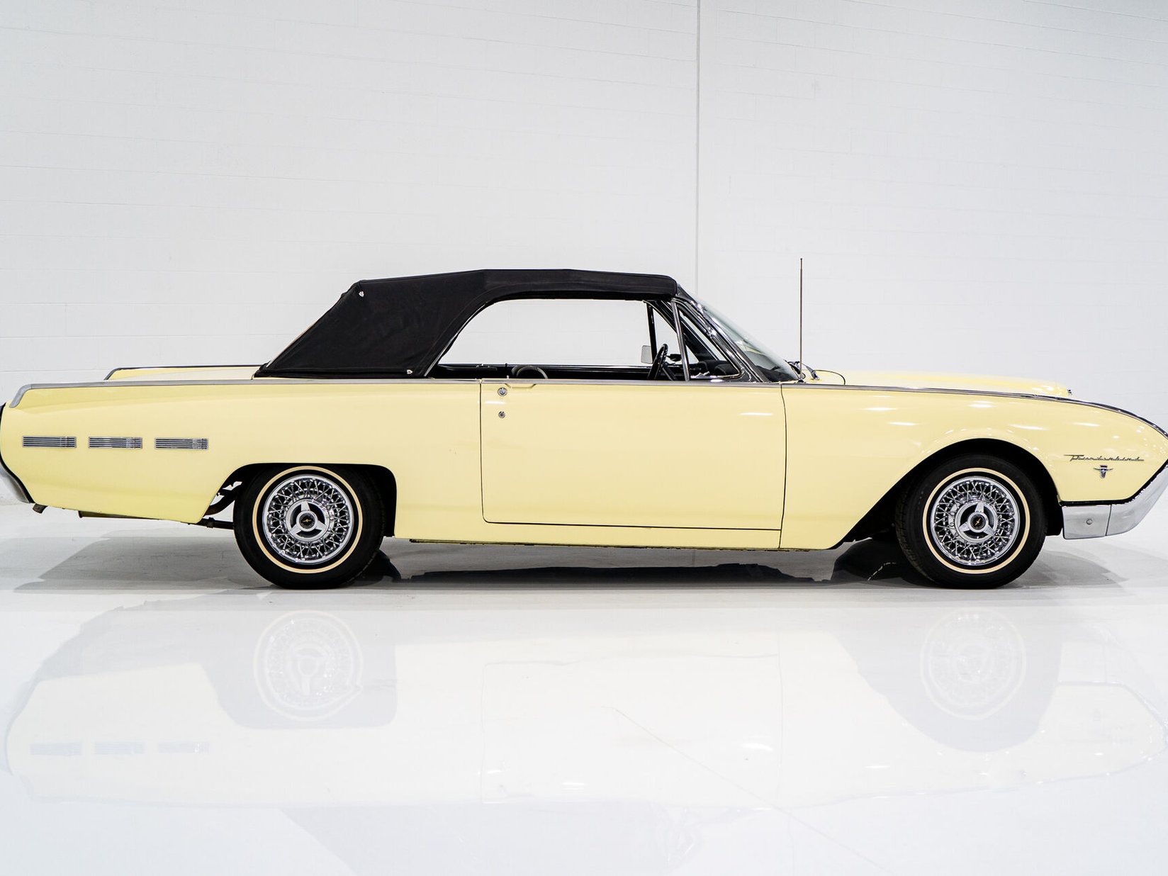 Ford Thunderbird Beautifully Presented From Older Restoration with original bill of sale 1962 Jaune Montréal - photo #49