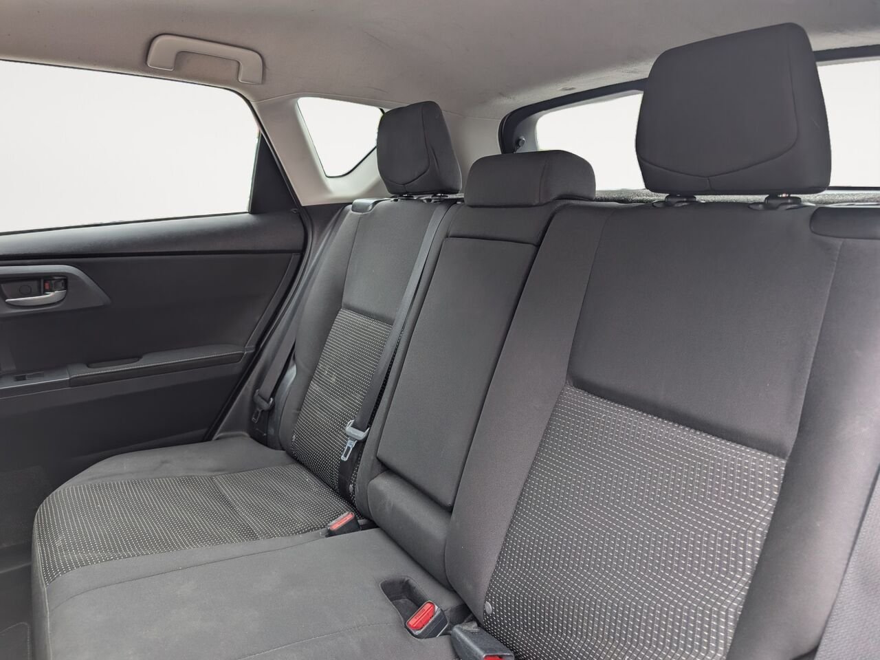 2018 Toyota Corolla iM JTNKARJE2JJ571162 White Sherbrooke - photo #8