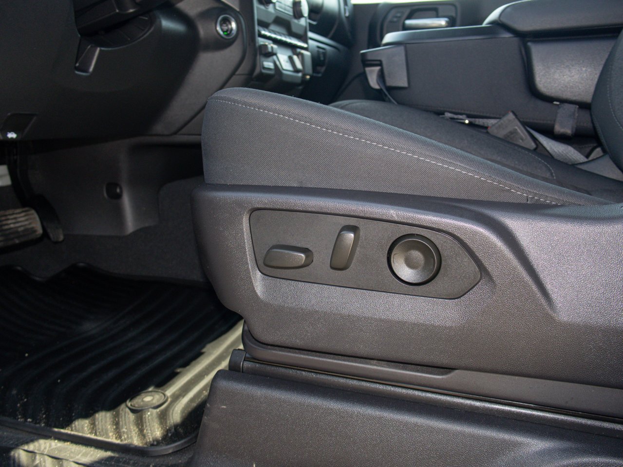 2024 Chevrolet Silverado 1500 4WD Crew Cab 147 Custom Trail Boss White Sherwood Park - photo #17