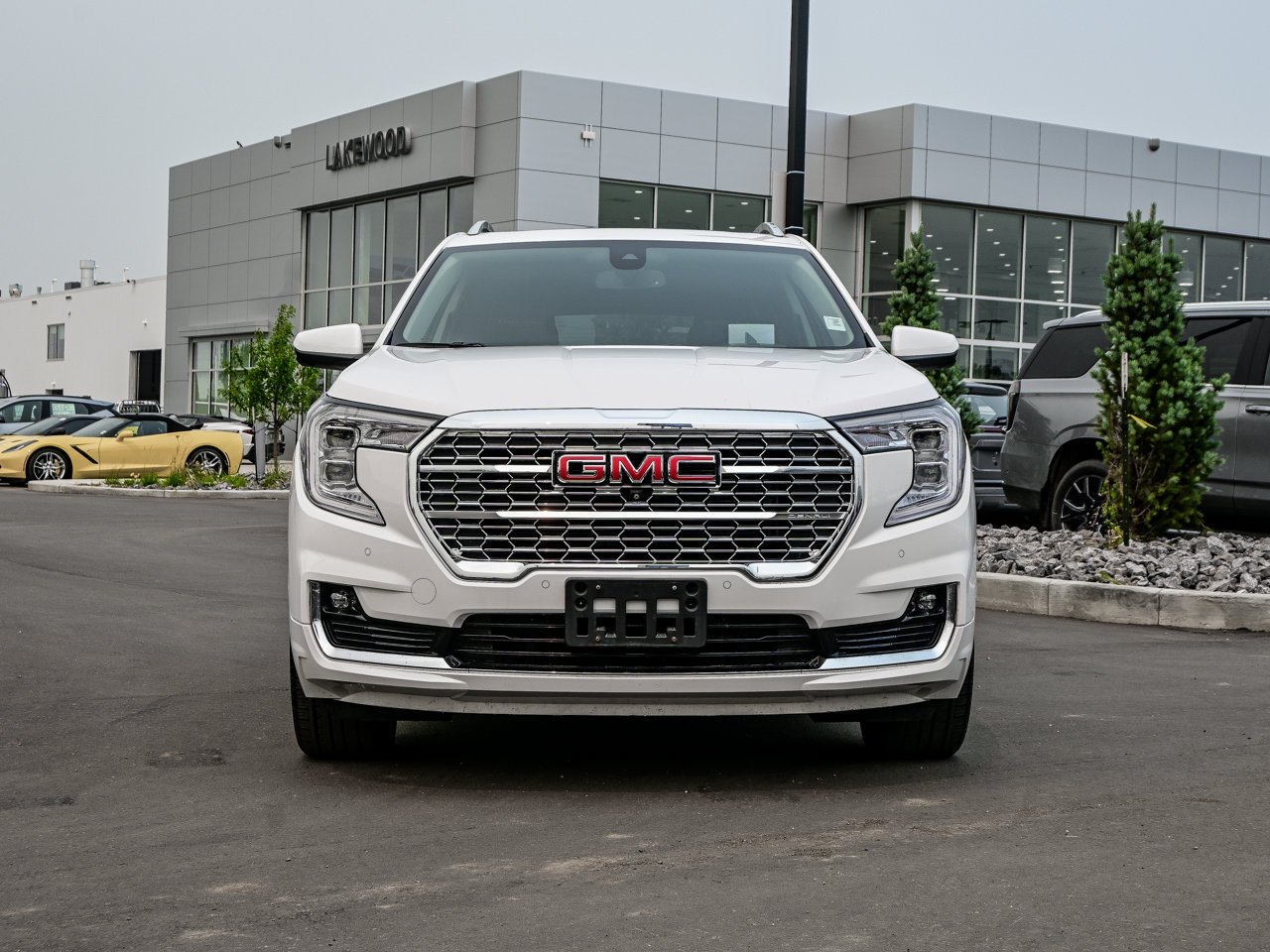 2022 GMC Terrain AWD 4dr Denali White Sherwood Park - photo #2