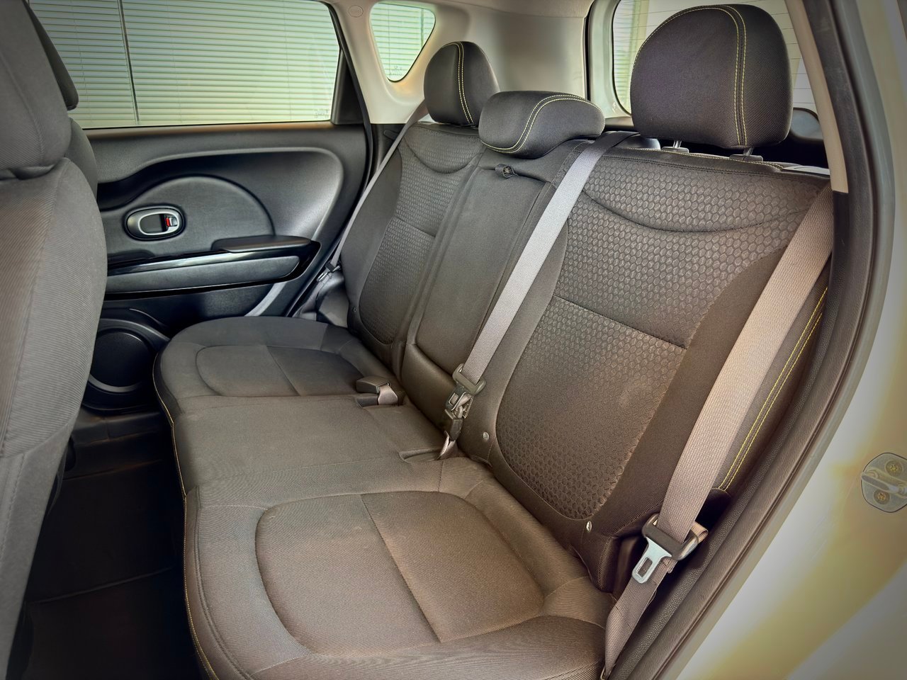 2016 Kia Soul White Notre-Dame-des-Prairies - photo #15