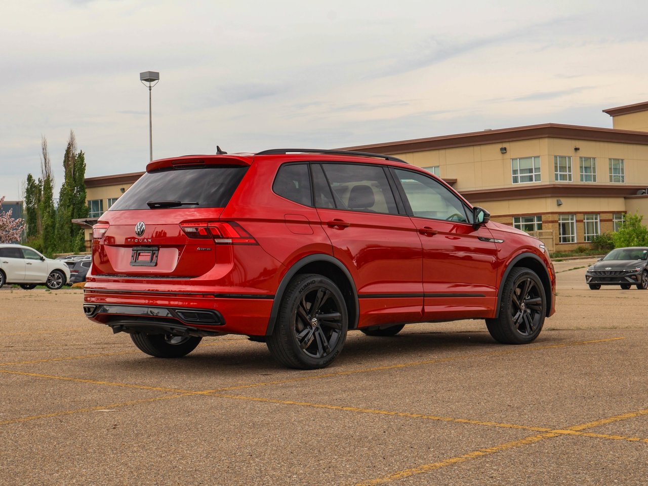 2024 Volkswagen Tiguan Comfortline R-Line Black Edition 4MOTION Red Sherwood Park - photo #7