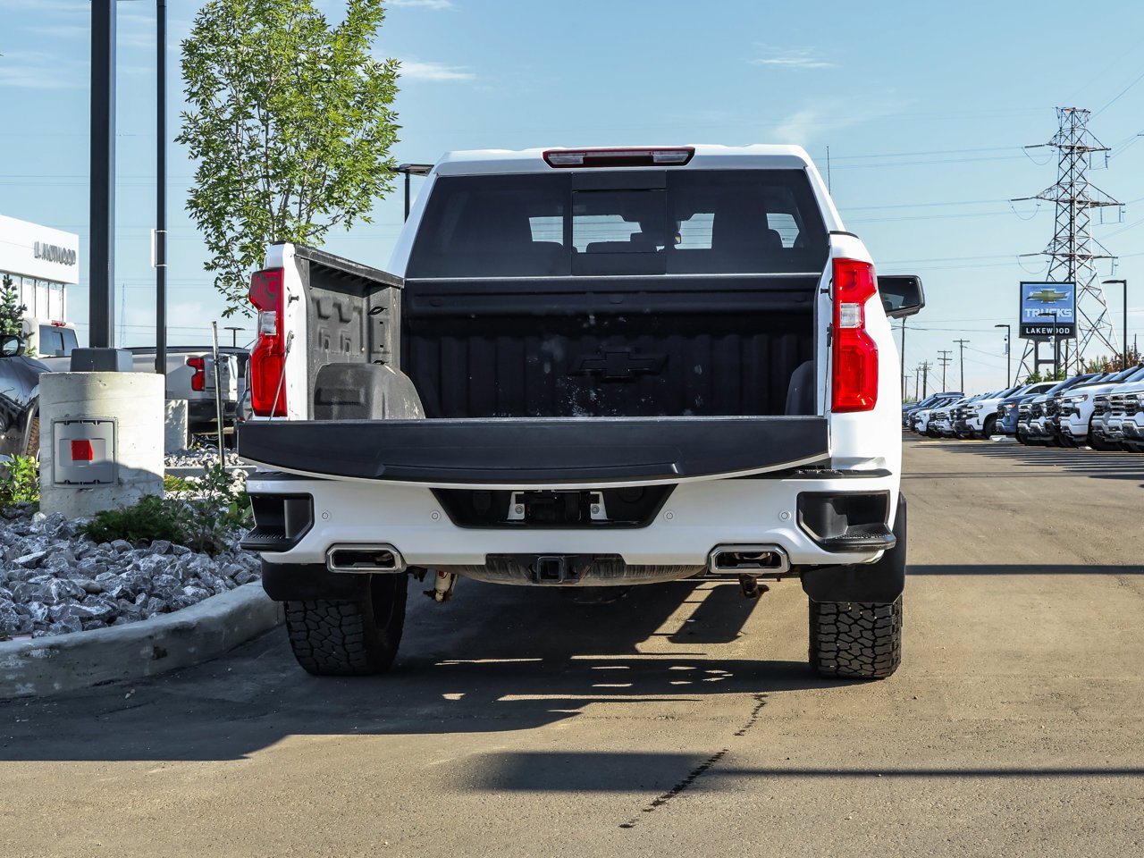 2024 Chevrolet Silverado 1500 4WD Crew Cab 147 RST White Sherwood Park - photo #8