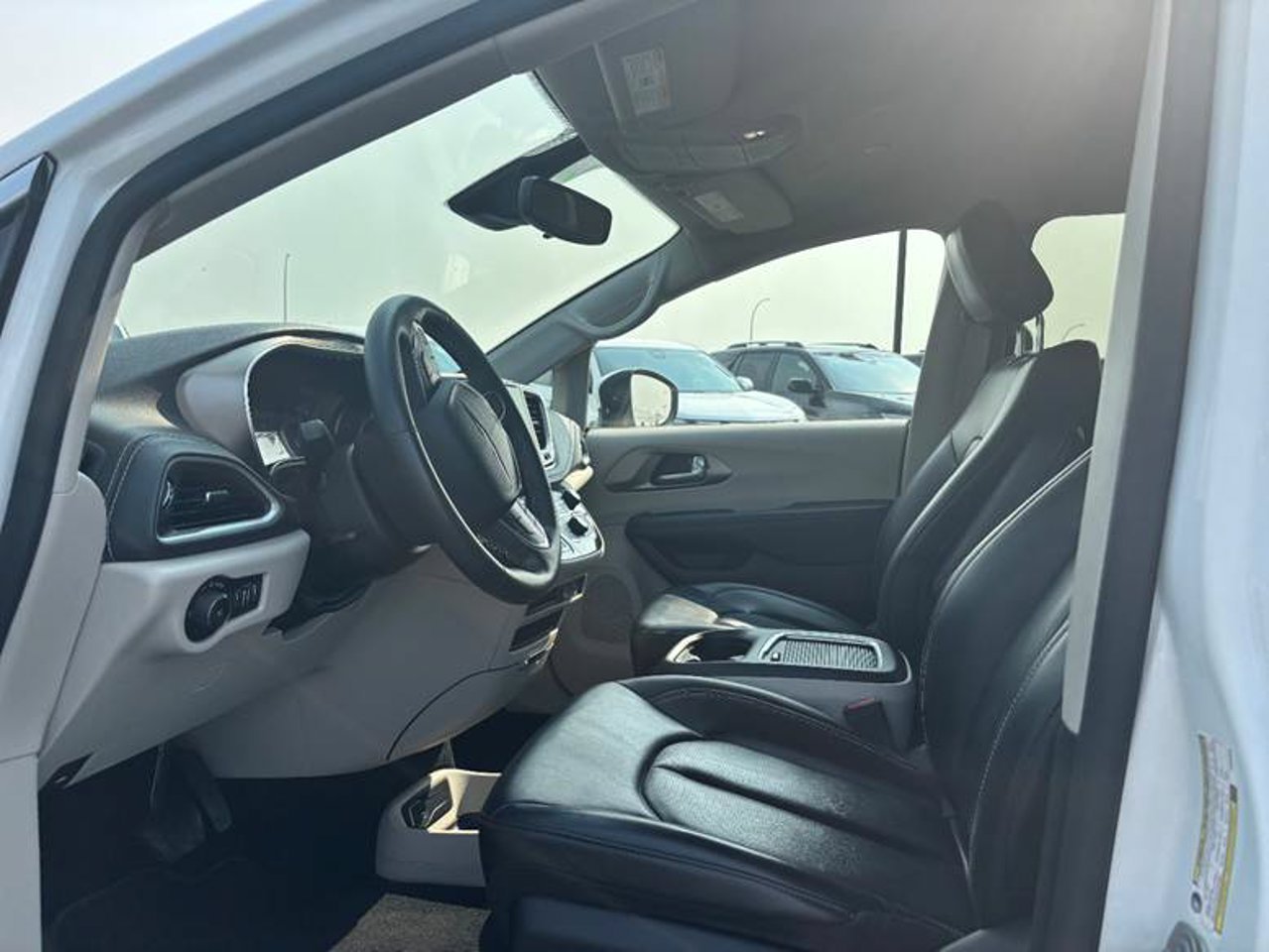 2023 Chrysler Pacifica Touring L AWD White Sherwood Park - photo #5