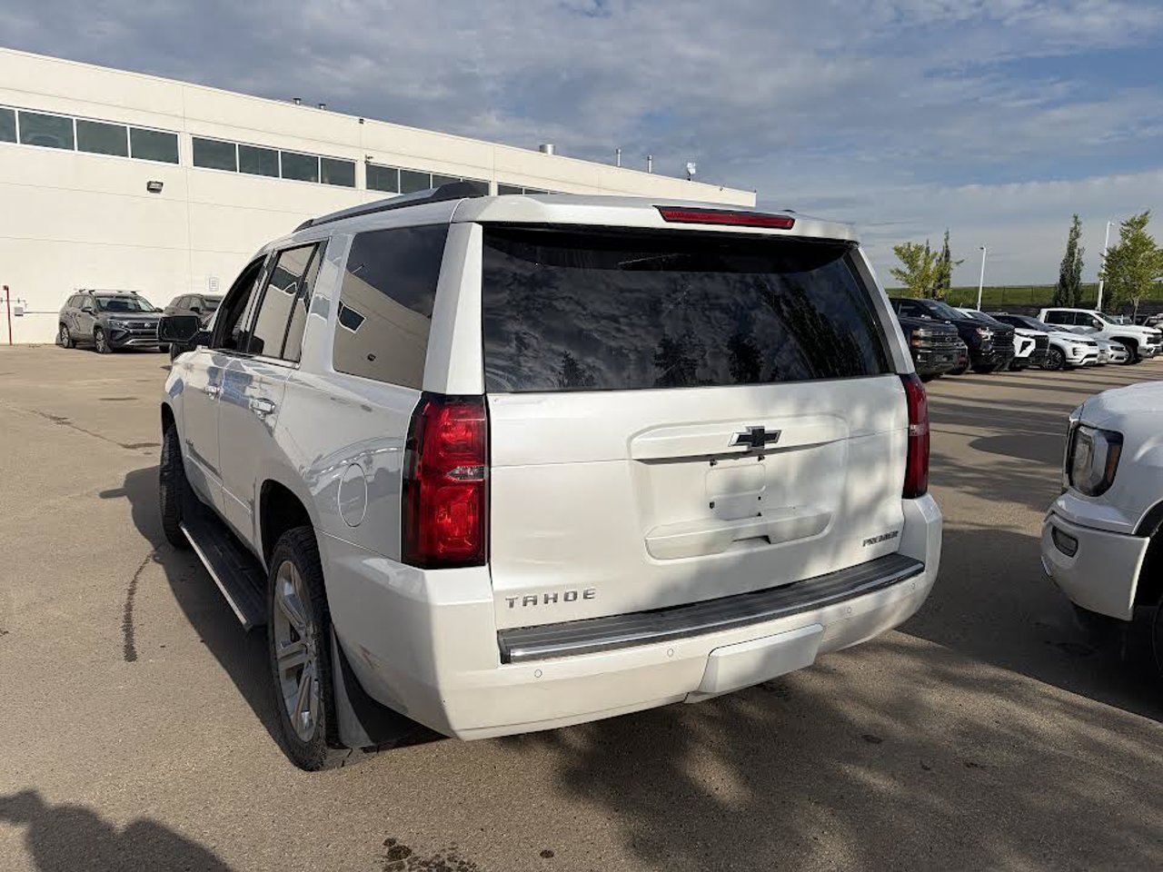 2019 Chevrolet Tahoe 4WD 4dr Premier White Sherwood Park - photo #3