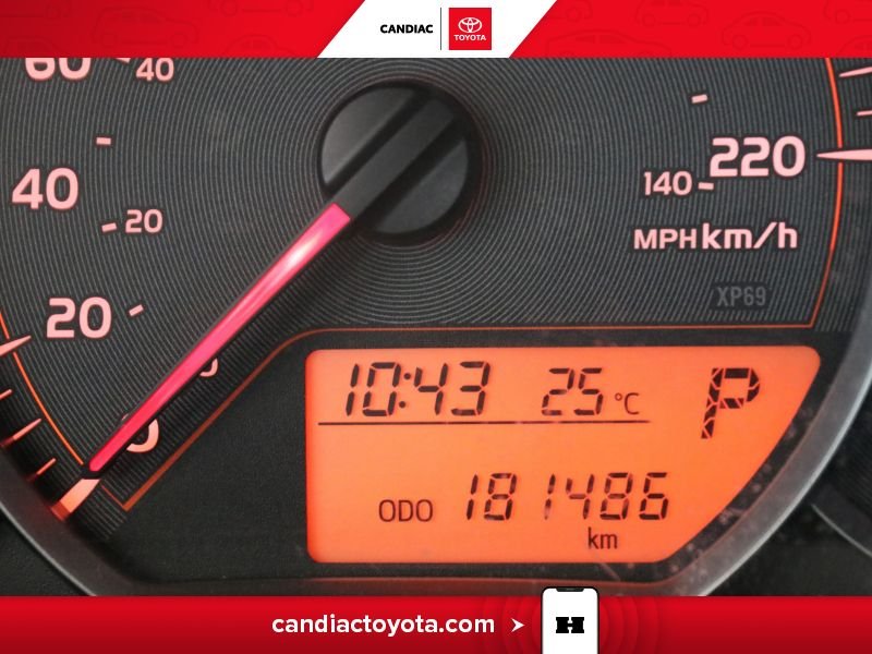 2014 Toyota Yaris Green Saint-Eustache - photo #2