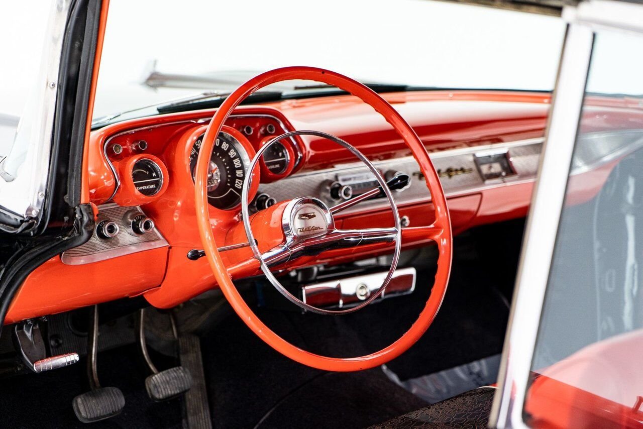 Chevrolet Bel Air Beautifully presented. Restored in desirable color combo | PRIX EN USD 1957 Noir Montréal - photo #10