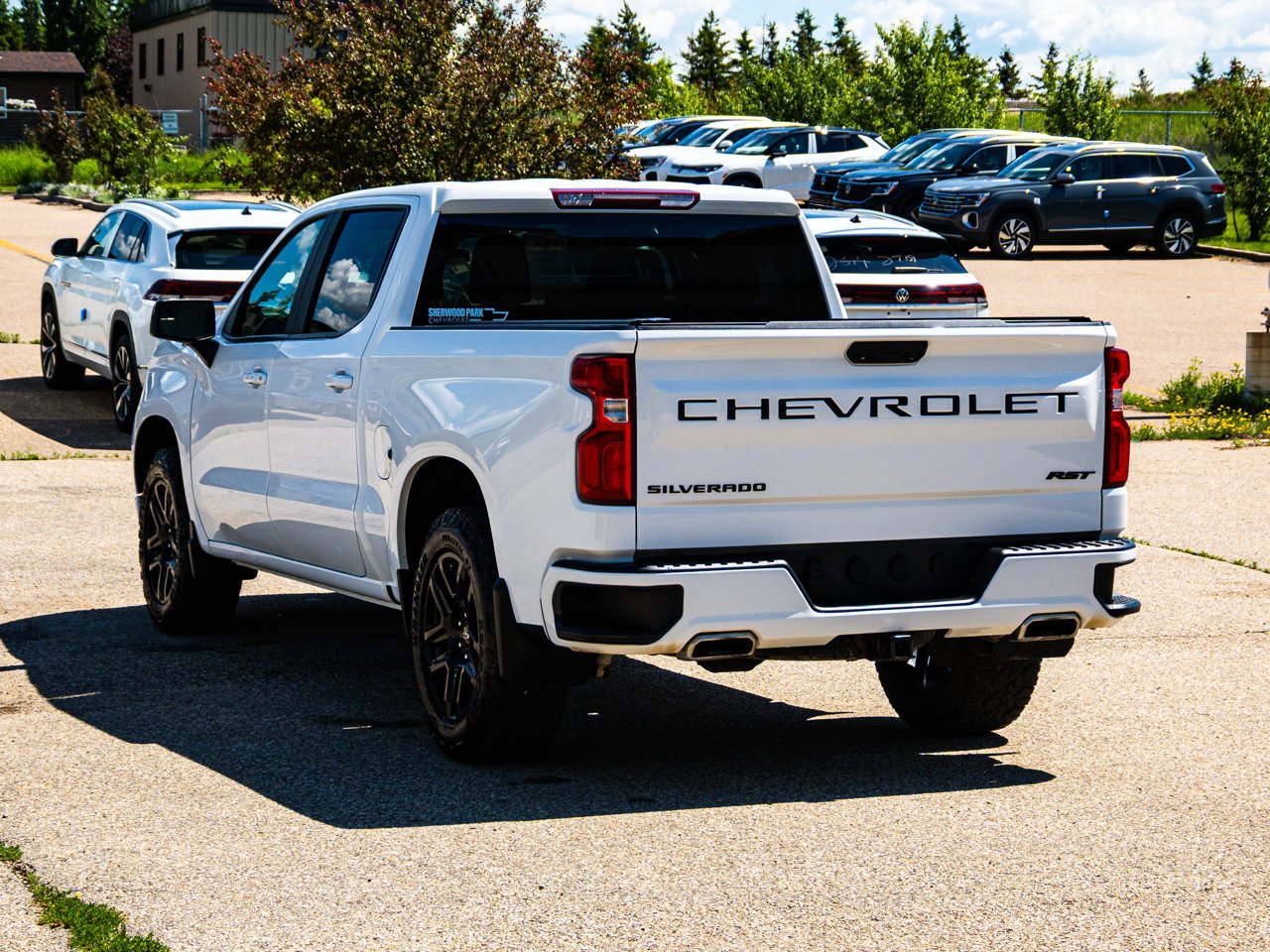 2023 Chevrolet Silverado 1500 4WD Crew Cab 147 RST White Sherwood Park - photo #10
