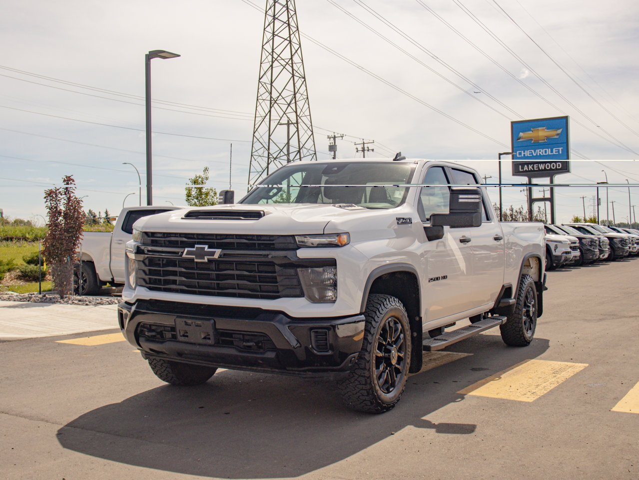 2025 Chevrolet Silverado 2500HD 4WD Crew Cab 159 Custom White Sherwood Park - photo #3