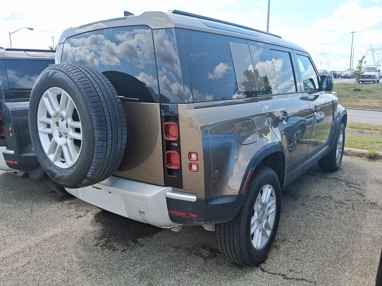 2025 Land Rover Defender 110S Beige Québec - photo #1