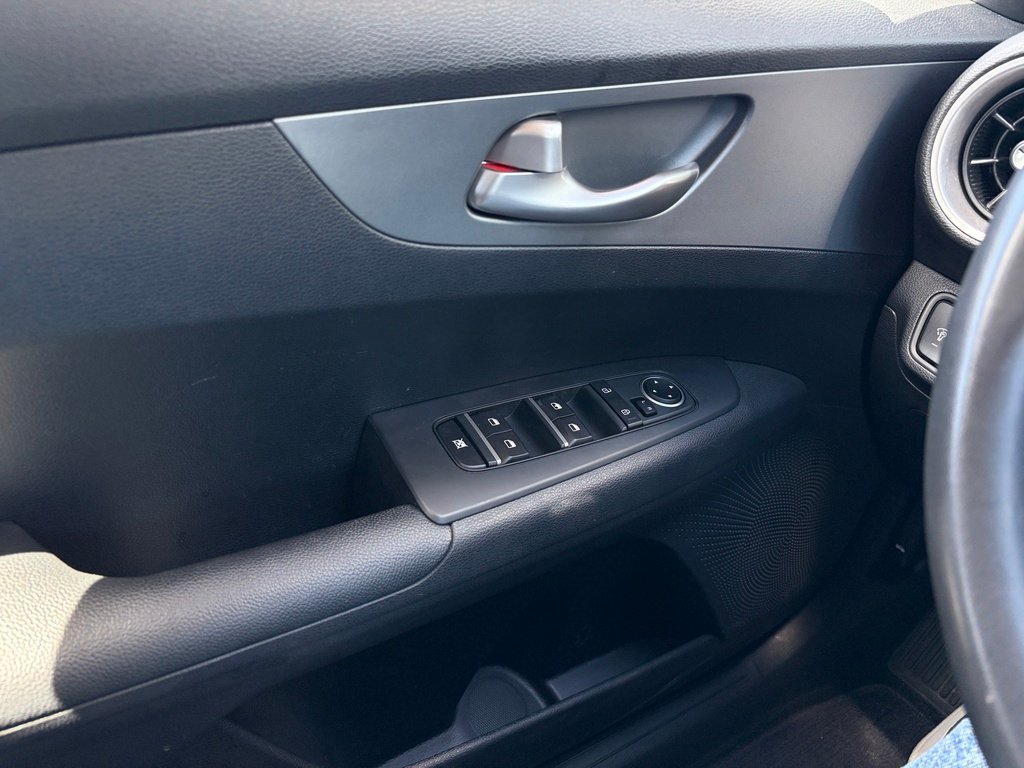 2021 Kia Forte White Gatineau - photo #10