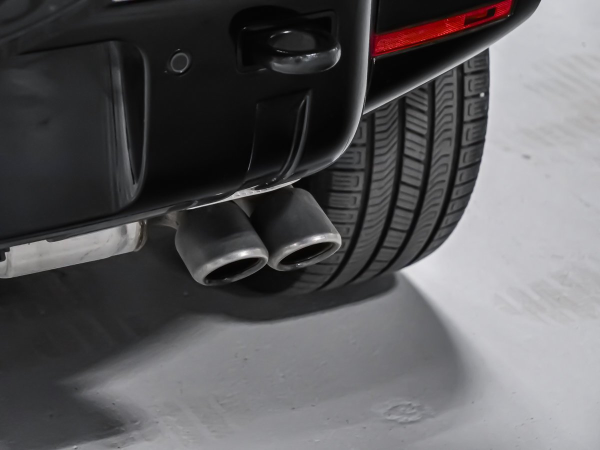 2026 Land Rover Defender X-Dynamic SE V8 Black Montreal - photo #13