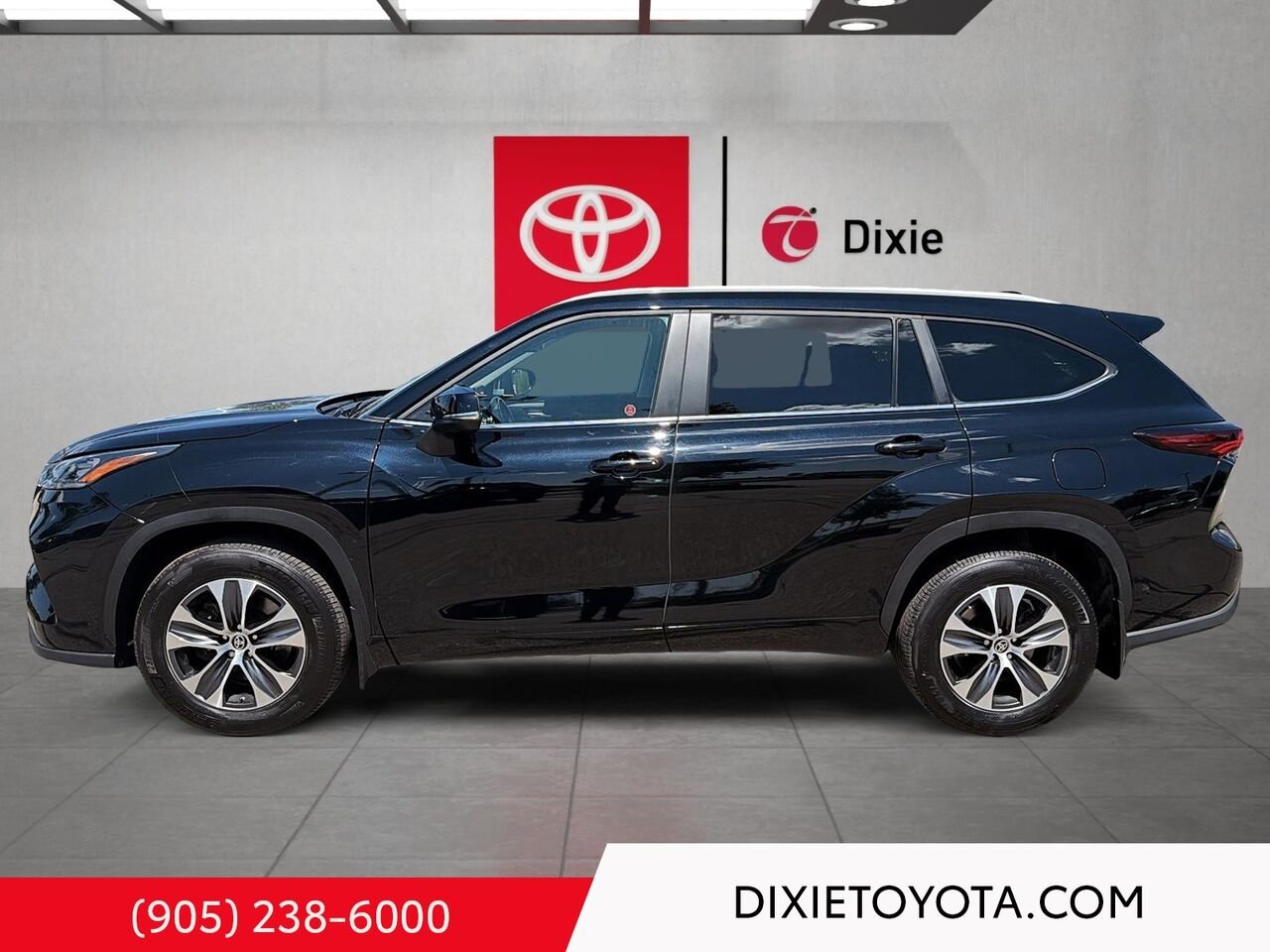 2024 Toyota Highlander XLE AWD / CLEAN CARFAX / HEATED SEATS / MOONROOF / ALLOY WHEELS / CARPLAY AND ANDROID AUTO Black Mississauga - photo #5