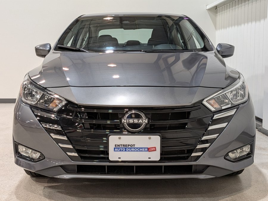 Nissan Versa SV CVT 2024 Gris