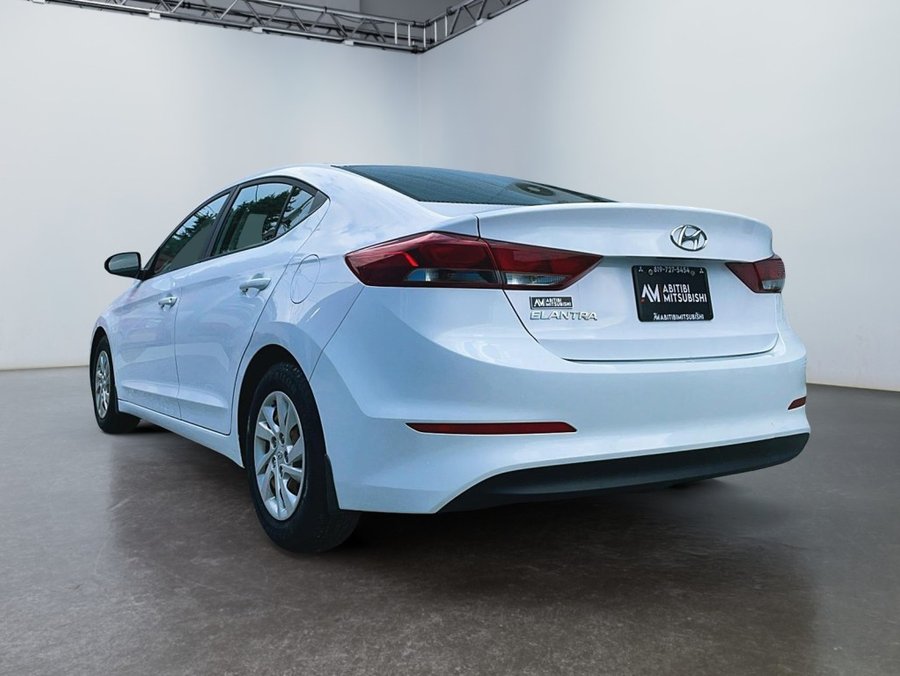 2017 Hyundai ELANTRA Berline 4 portes, boîte manuelle, L White