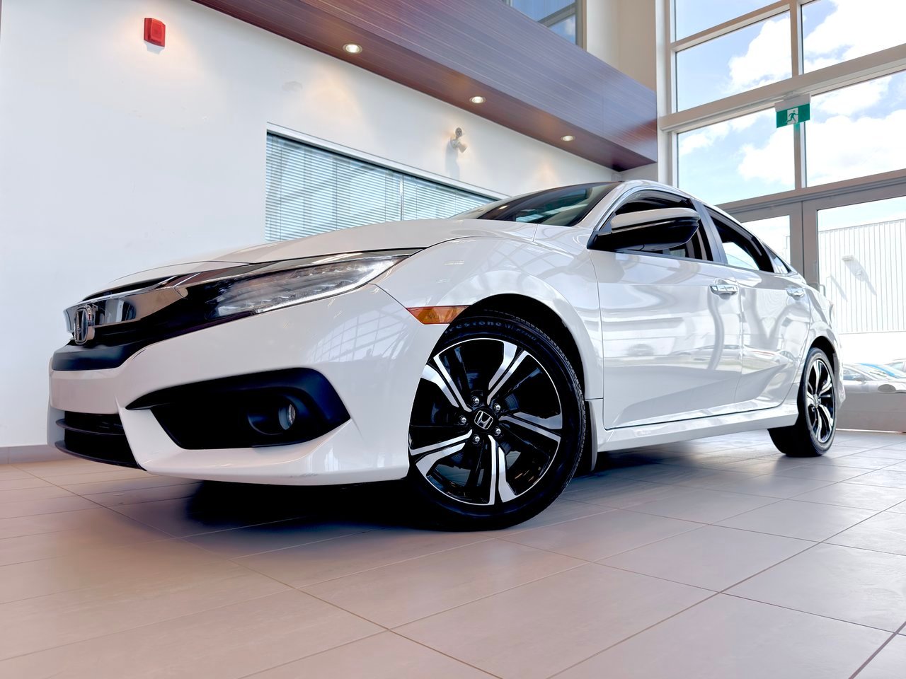 Honda Civic Sedan 2018 Blanc Notre-Dame-des-Prairies - photo #1