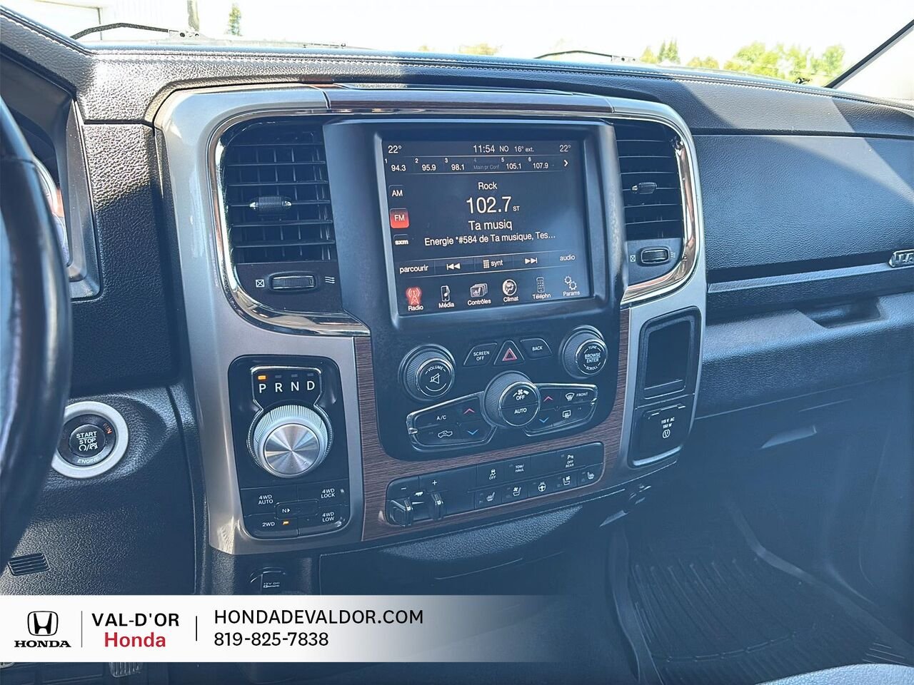 2015 Ram 1500 Cabine quad 4RM, 140,5 po Laramie White Val-d'Or - photo #10