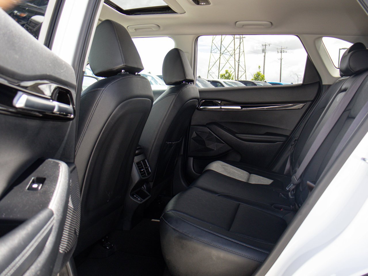 2025 Kia Seltos EX AWD White Sherwood Park - photo #30
