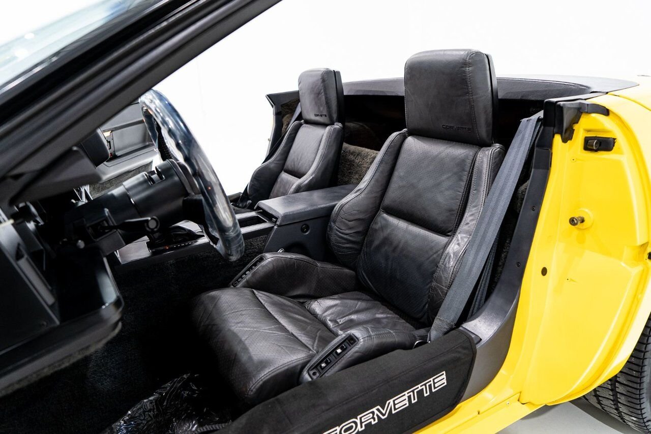1986 Chevrolet Corvette Pace Car livery with only 17,380km (10,800miles) Yellow Montreal - photo #13