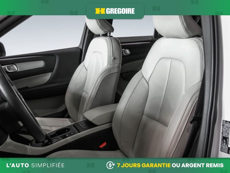 2022 Volvo XC40 White Laval - photo #22