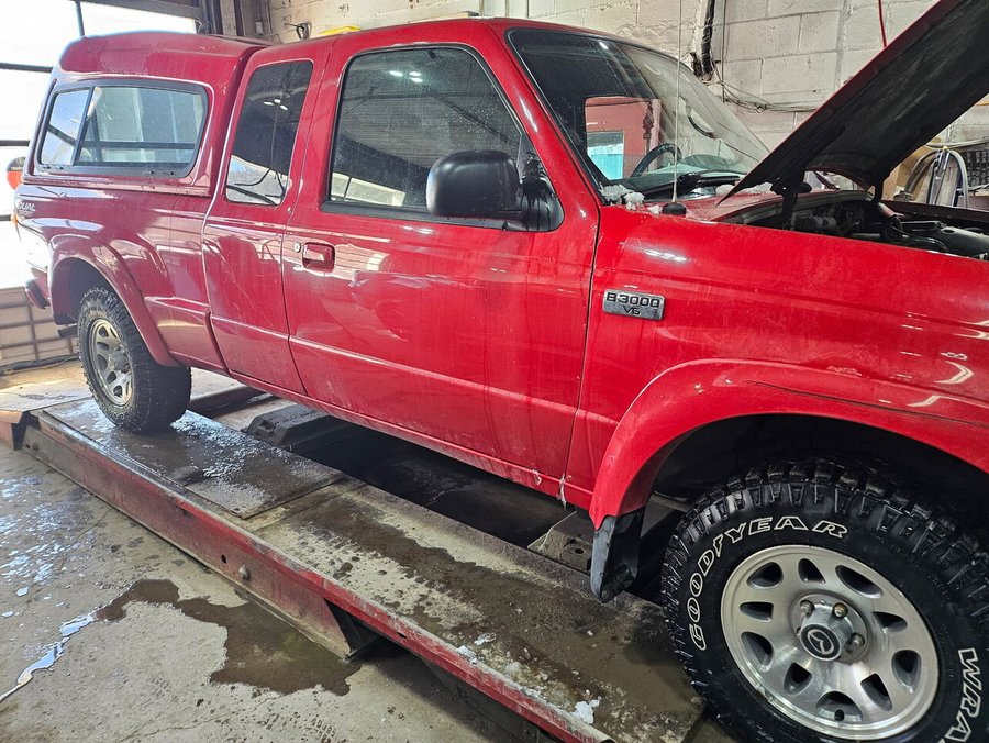 2004 Mazda B-Series 2WD Truck Cab Plus4 125" WB 3.0L Man SE Red