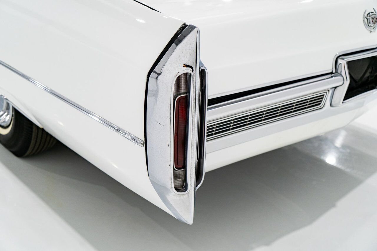Cadillac Fleetwood **PRICE IN USD** Factory Limo dual AC with only 18,892 miles 1966 Blanc Montréal - photo #32