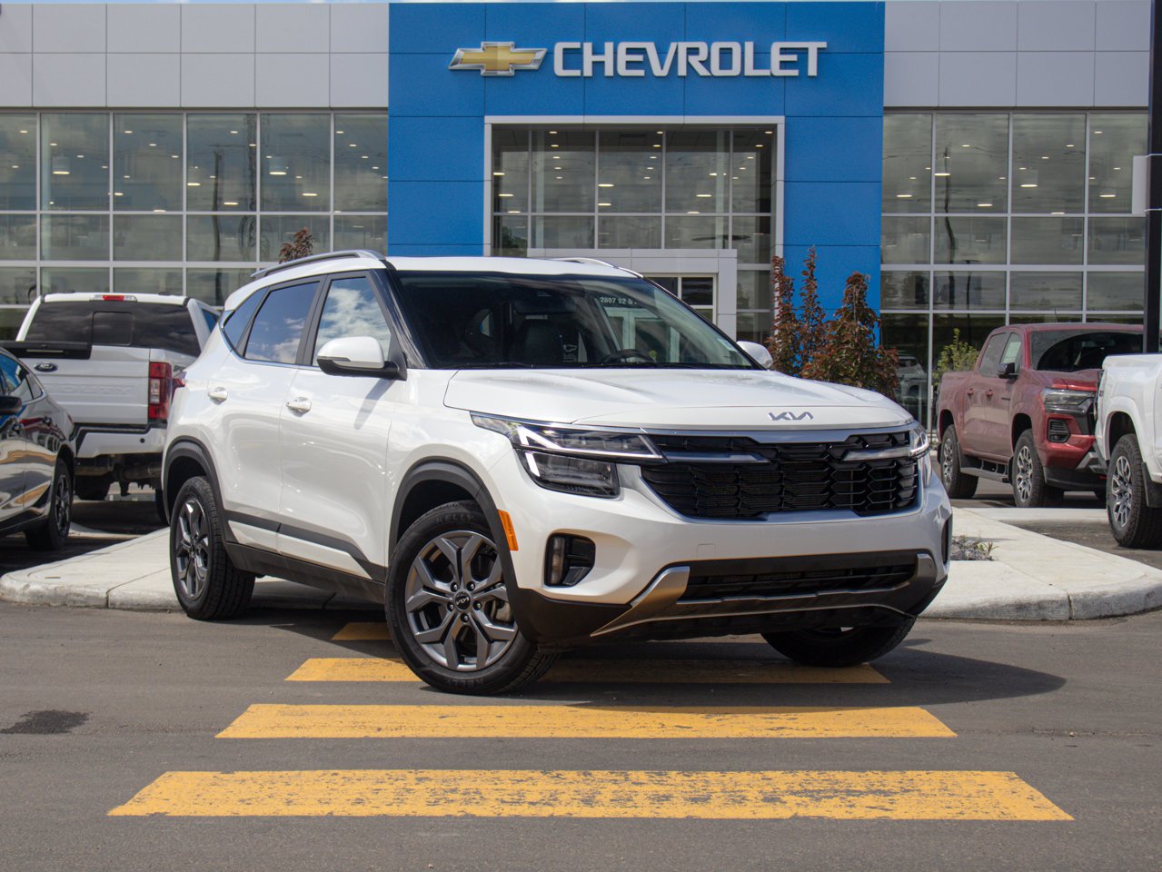 2025 Kia Seltos EX AWD White Sherwood Park - photo #1