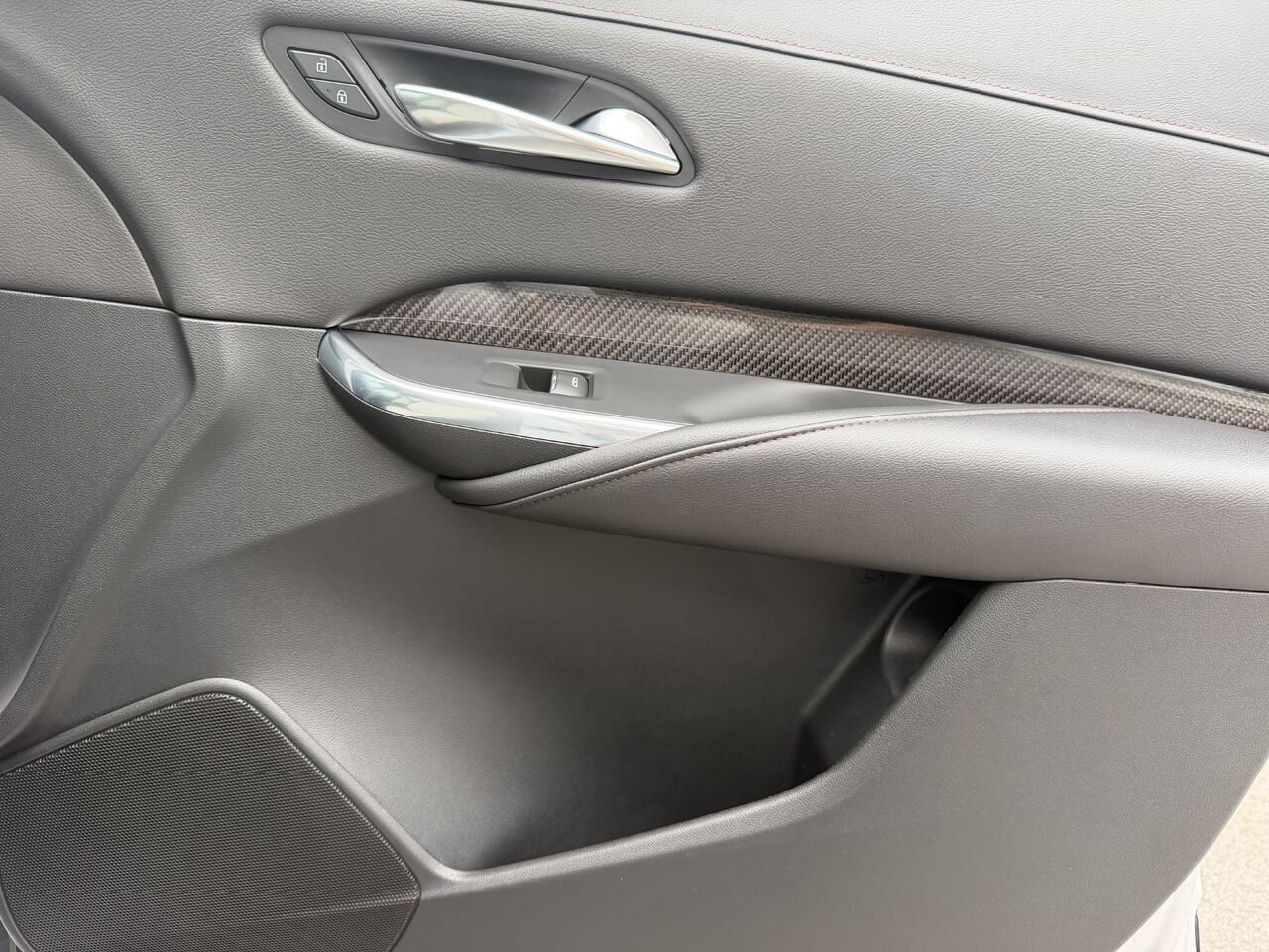 2020 Cadillac XT4 SPORT AWD White Laval - photo #20