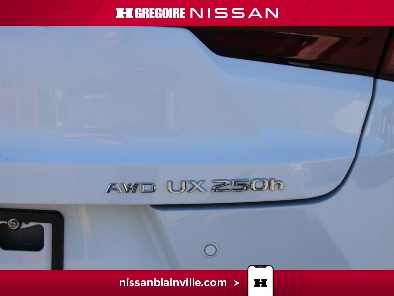 2023 Lexus UX White Saint-Eustache - photo #23
