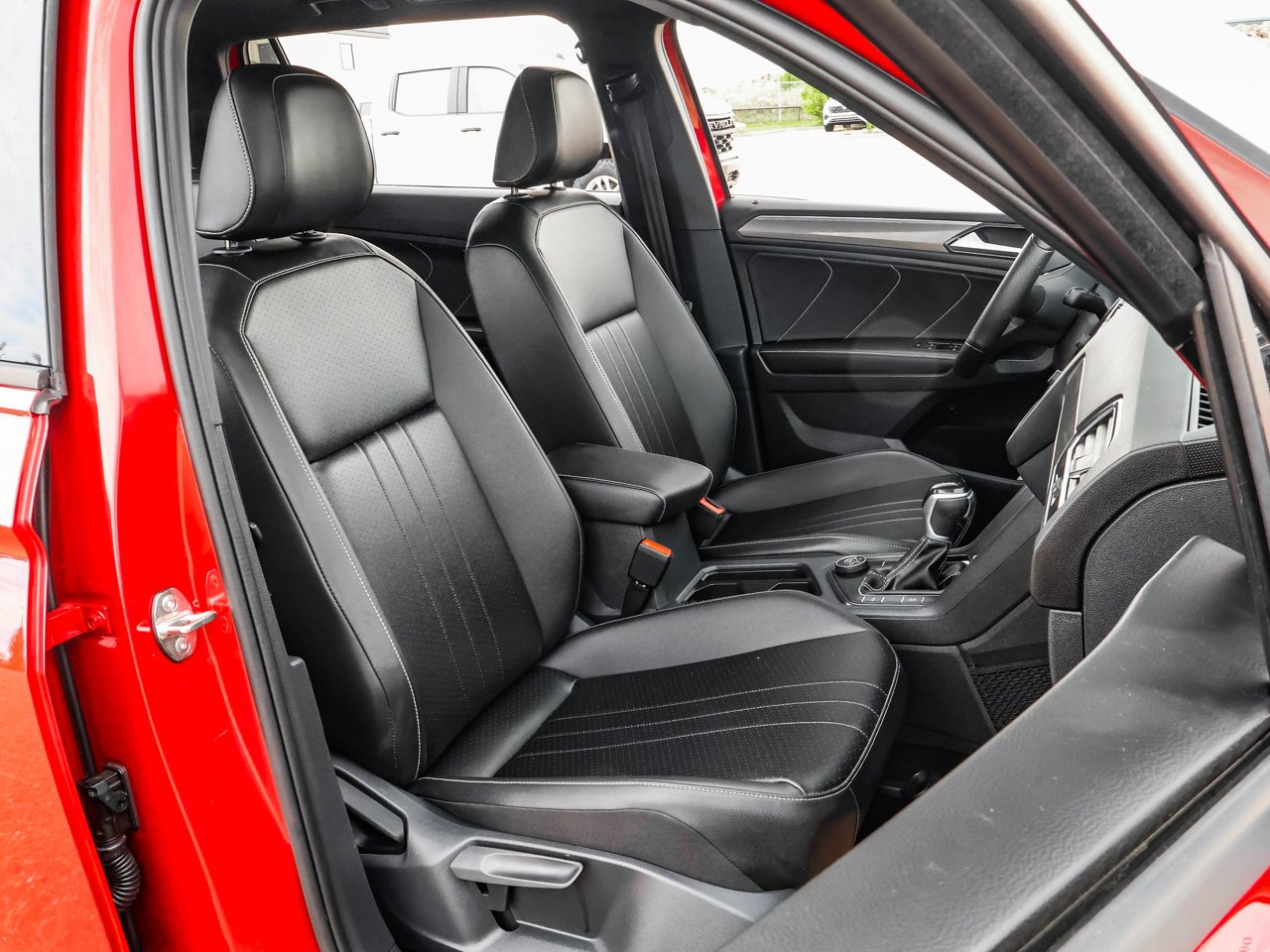 2024 Volkswagen Tiguan Comfortline R-Line Black Edition 4MOTION Red Sherwood Park - photo #14
