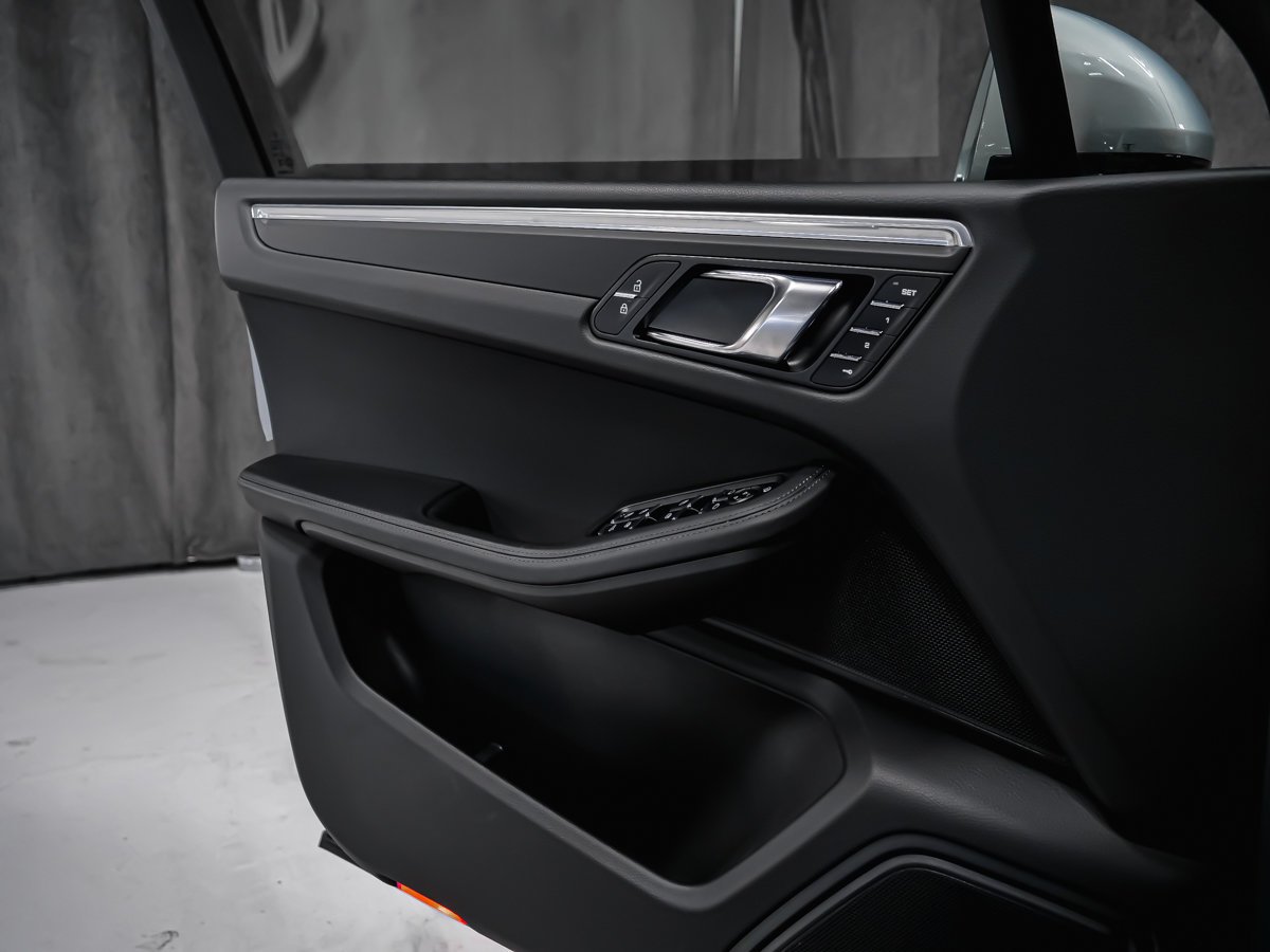 2025 Porsche Macan T Black Montreal - photo #11