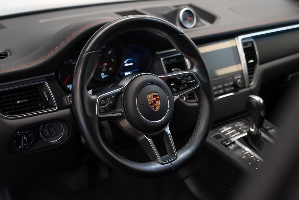 2018 Porsche Macan Sport \\ LOW KM Black Kirkland - photo #13