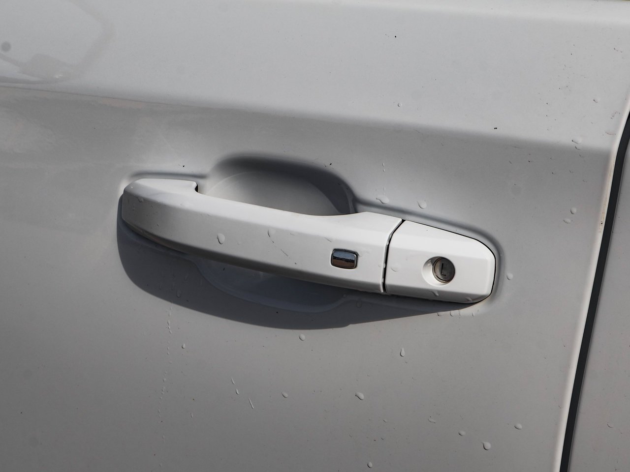 2020 Chevrolet Silverado 1500 4WD Crew Cab 147 RST White Sherwood Park - photo #11