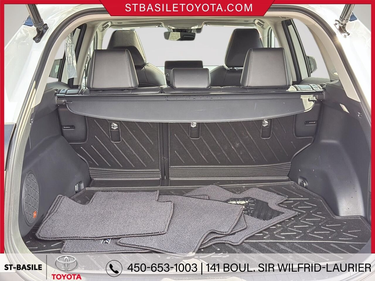 Toyota RAV4 Hybride 2023 Frisson glacé nacré Saint-Basile-le-Grand - photo #8