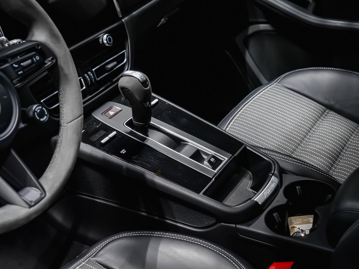 2025 Porsche Macan T Black Montreal - photo #6
