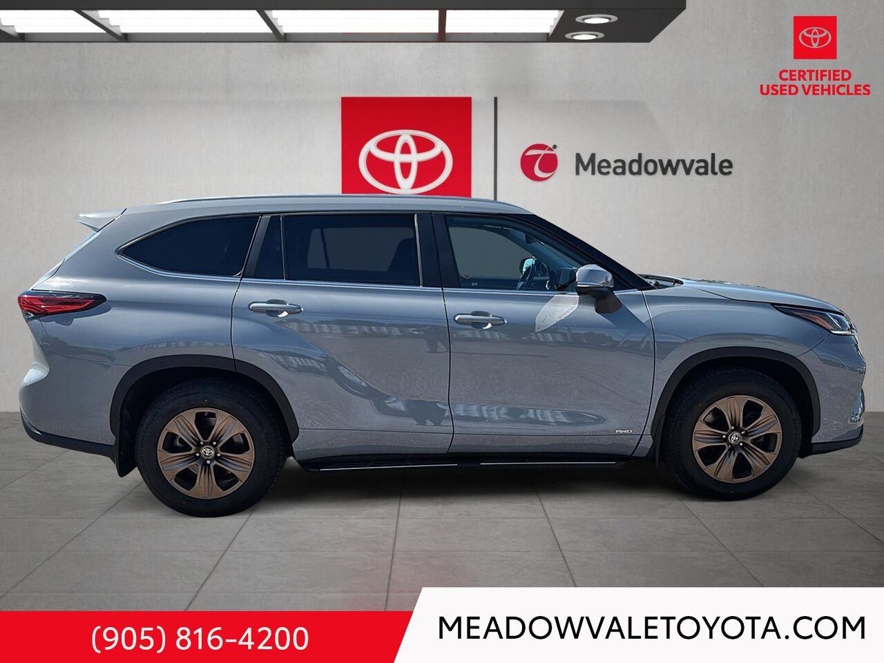 2023 Toyota HIGHLANDER New tires, Satin Bronze 18" Wheels, Running Boards, 2nd Row Captain Chairs Cement Mississauga - photo #2