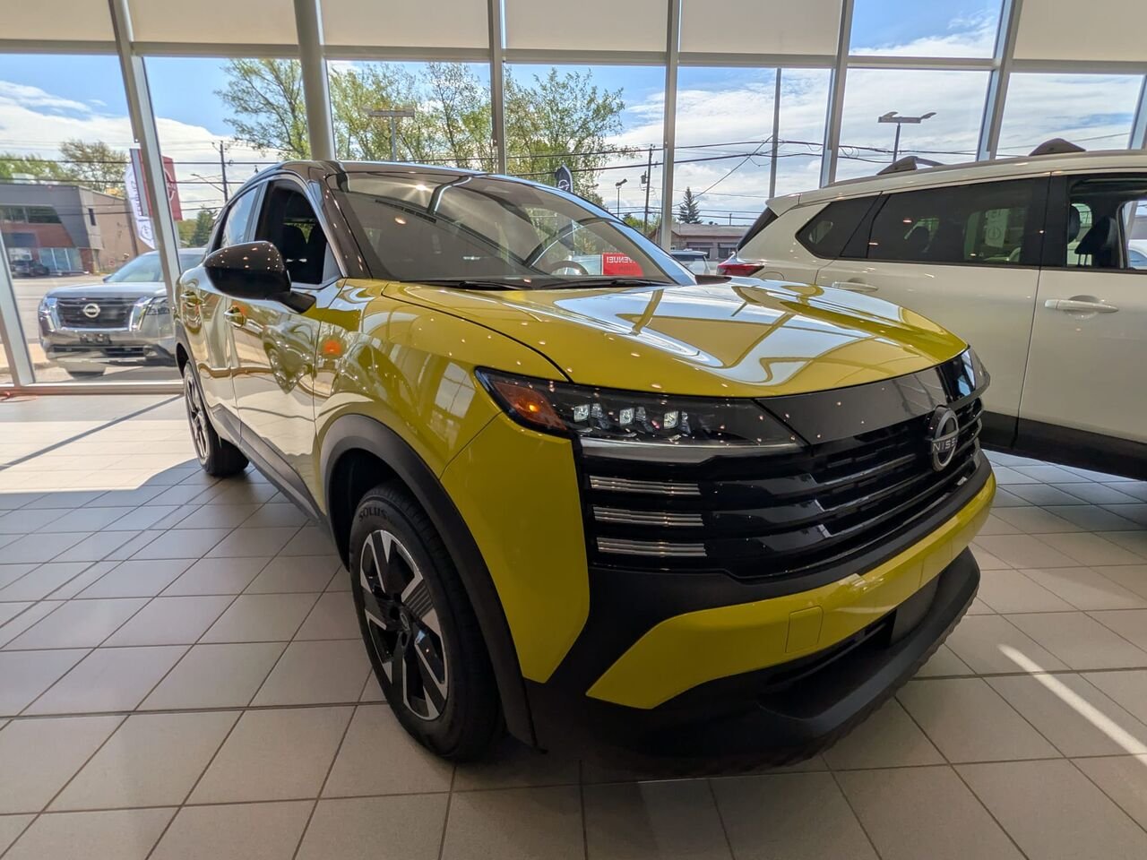 NISSAN Kicks KICKS SV 2026 Jaune yuzu métallisé/Noir intense Châteauguay - photo #2