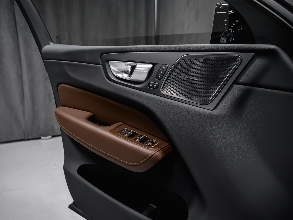 2024 Volvo XC60 B5 PLUS DARK CLIMATE Grey Montreal - photo #8