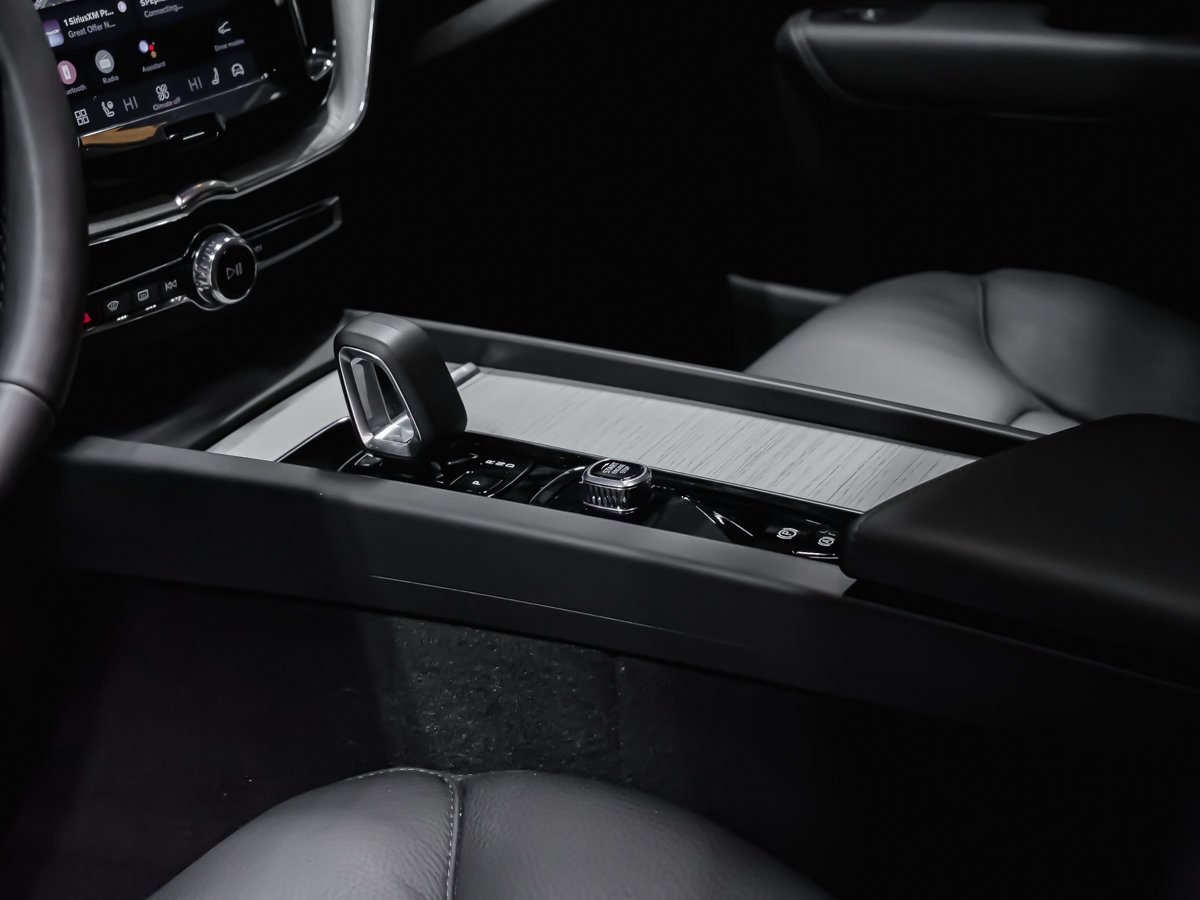 2025 Volvo XC60 B5 PLUS DARK CLIMATE White Montreal - photo #6