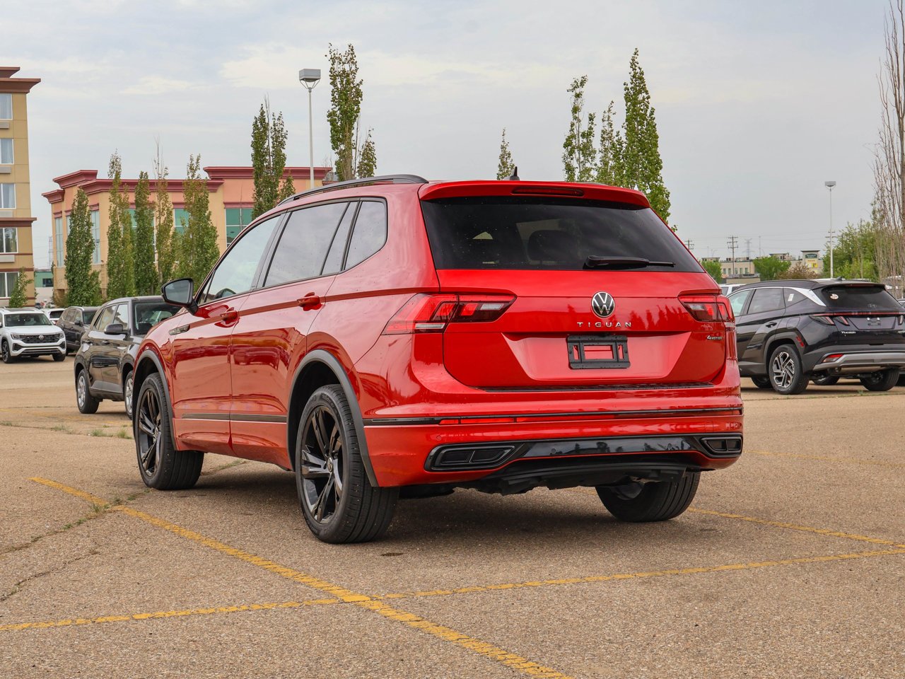 2024 Volkswagen Tiguan Comfortline R-Line Black Edition 4MOTION Red Sherwood Park - photo #5