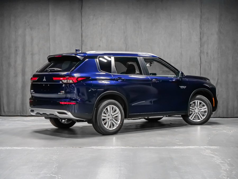 2025 Mitsubishi Outlander Plug-In Hybrid LE Cosmic Blue