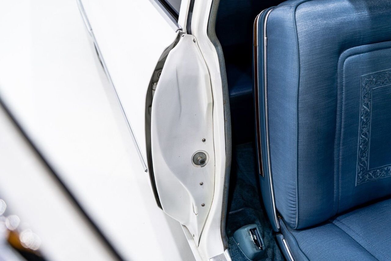 Cadillac Fleetwood **PRICE IN USD** Factory Limo dual AC with only 18,892 miles 1966 Blanc Montréal - photo #71