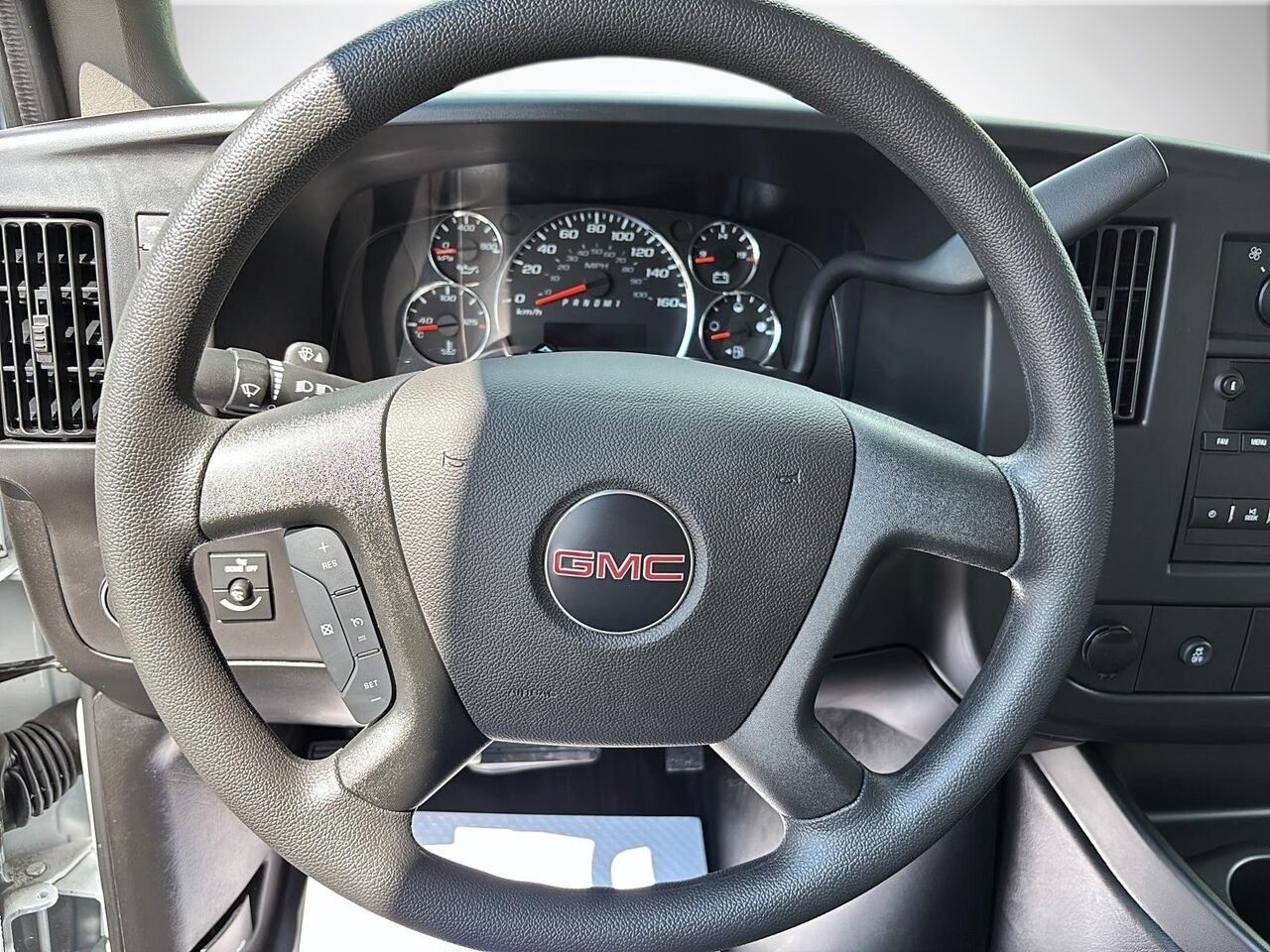 2026 GMC Savana Commercial Cutaway 3500 fourgonnette 139 po SUMMIT WHITE Saint-Hyacinthe - photo #9